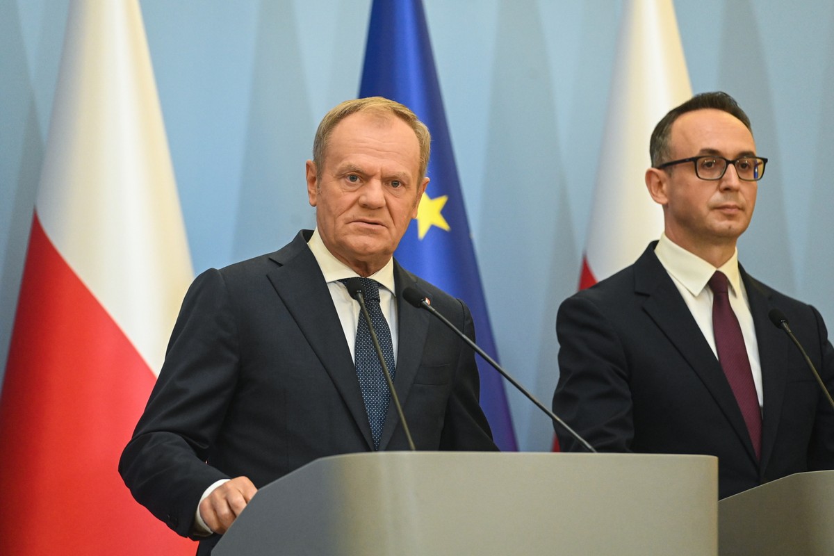 Warszawa, 26.06.2024. Premier Donald Tusk (L) i minister infrastruktury Dariusz Klimczak (P) podczas konferencji prasowej w KPRM w Warszawie, 26 bm. Na konferencji przekazano decyzję ws. Centralnego Portu Komunikacyjnego. (mr) PAP/Piotr Nowak
