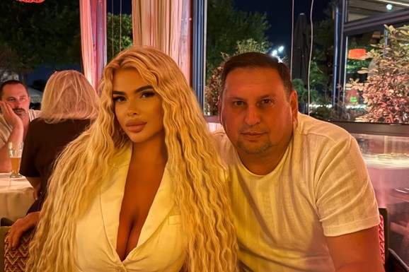(FOTO) TAKI SA ZANOSNOM PLAVUŠOM Grli je pred svima u lokalu, posle skandala sa Majom i Asminom pokazao sa kim uživa