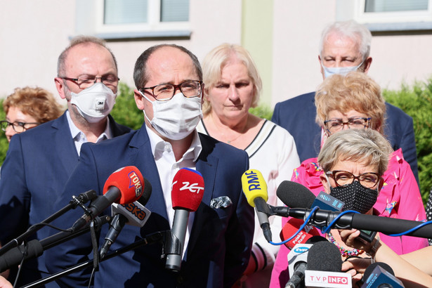 Wiceprezes Naczelnej Rady Lekarskiej Artur Drobniak (3L) i przewodnicząca Ogólnopolskiego Związku Zawodowego Pielęgniarek i Położnych Krystyna Ptok.