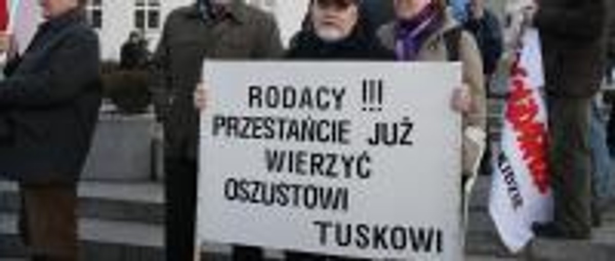 Manifestacja zorganizowana przez Prawo i Sprawiedliwość w proteście przeciwko planom rządu dotyczącym wydłużenia wieku emerytalnego .