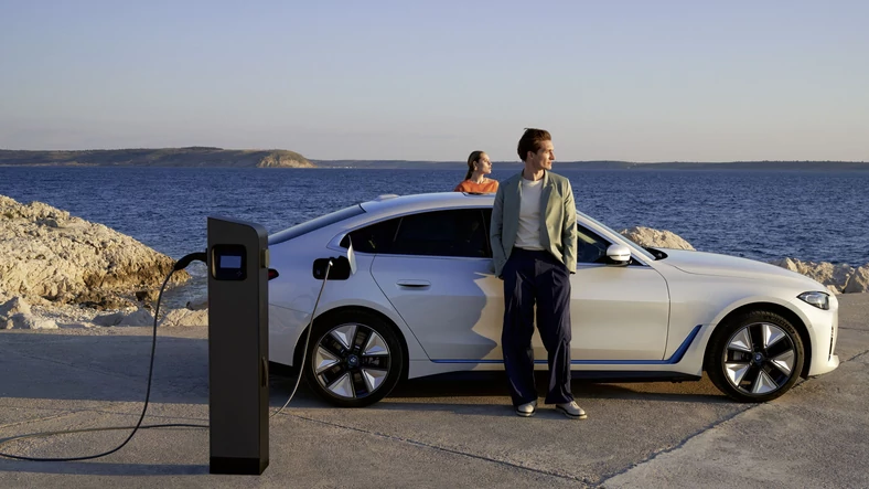 Ładowanie samochodu elektrycznego (na zdjęciu: BMW i4)