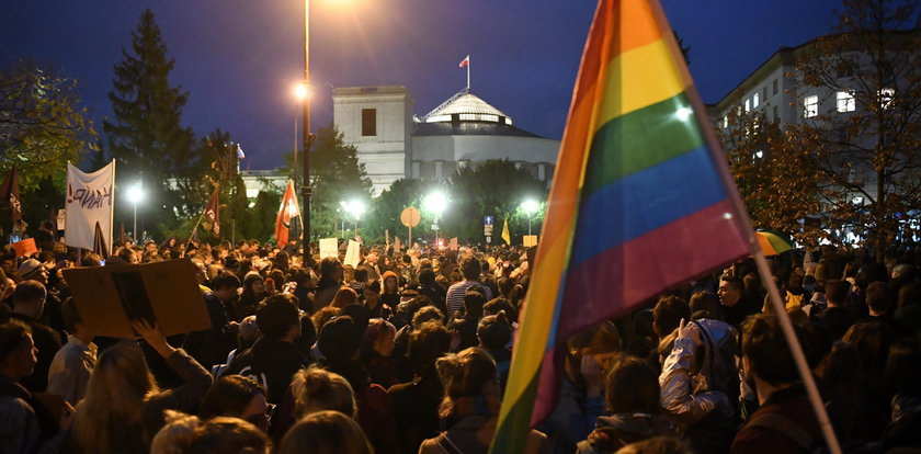 Polacy znów wyszli na ulicę. Pod Sejmem protest „Jesień średniowiecza"