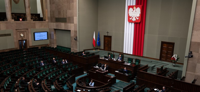 Wielki powrót PiS? Partia Kaczyńskiego rośnie w siłę, KO traci szansę na rząd [NOWY SONDAŻ]