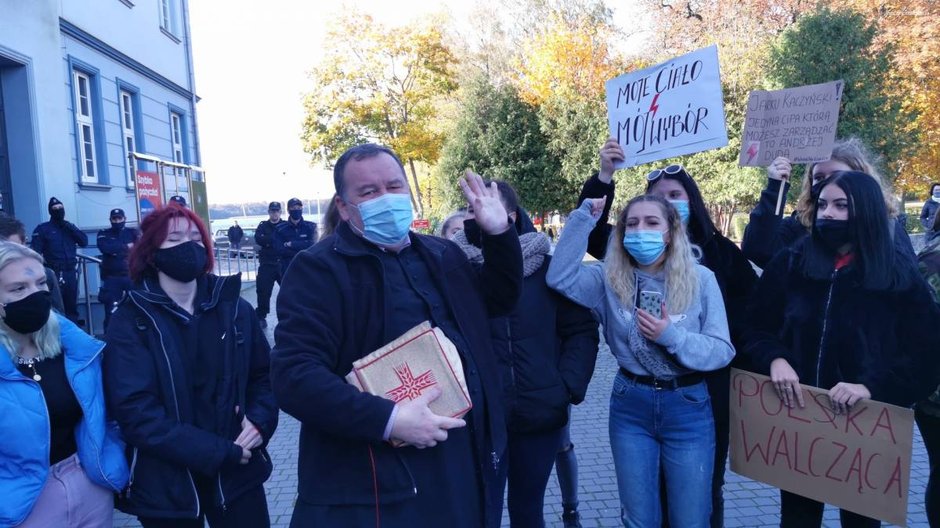 Strajk kobiet w Szczecinku. Ksiądz znieważony pod siedzibą PiS. „Masz macicę? Nie, to wyp***aj!"