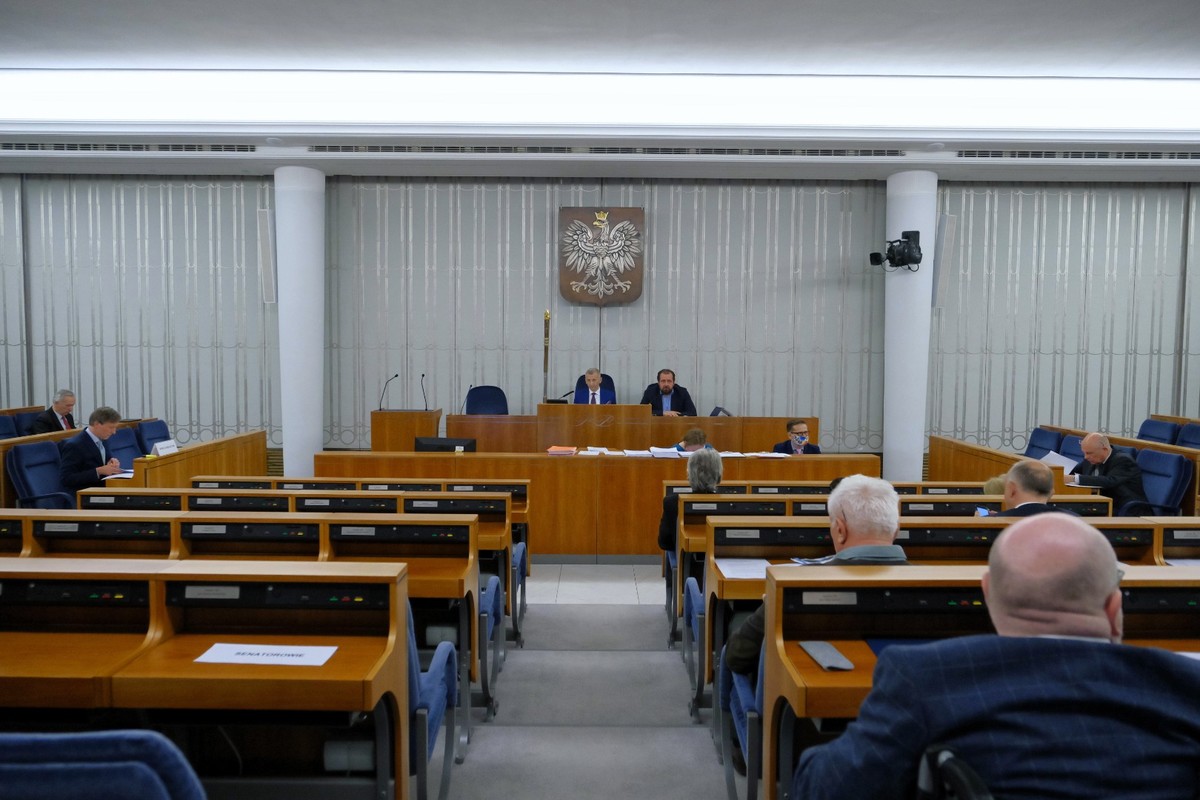 "Obostrzenia stosowane w sposób uznaniowy i nierówny". Senat wzywa do przestrzegania zasady równości wobec prawa