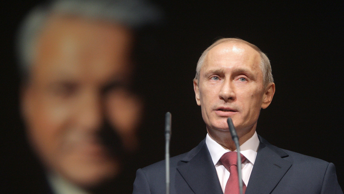Popularność partii premiera Władimira Putina "Jedna Rosja" spadła w styczniu do najniższego poziomu od ponad roku. Jeśli wybory odbyłyby się w niedzielę, zagłosowałoby na nią 35 proc. Rosjan - wynika z opublikowanych dzisiaj danych sondażu Centrum Lewady.
