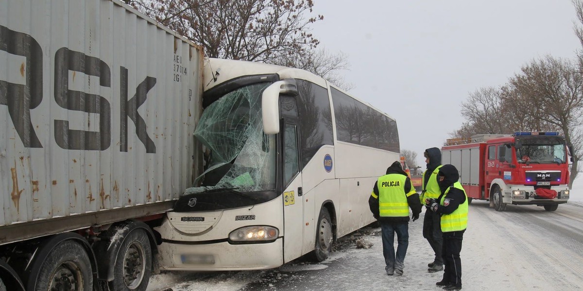 Autobus zderzył się z tirem