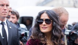 "Tak bardzo zazdroszczę ławce...". Rozbierane ZDJĘCIA Salmy Hayek z sauny rozgrzały internautów