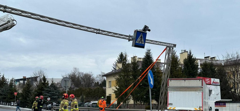 Auto uderzyło w znak drogowy, który spadł na głowę seniorki. Kobieta trafiła do szpitala