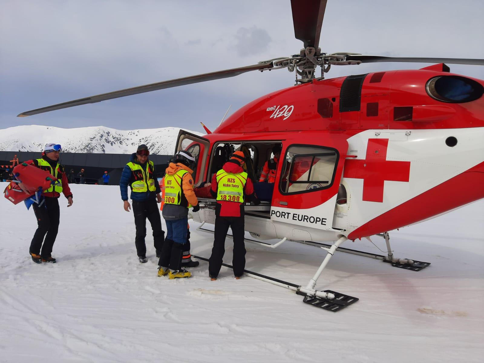 Mladého lyžiara previezli do nemocnice leteckí záchranári.