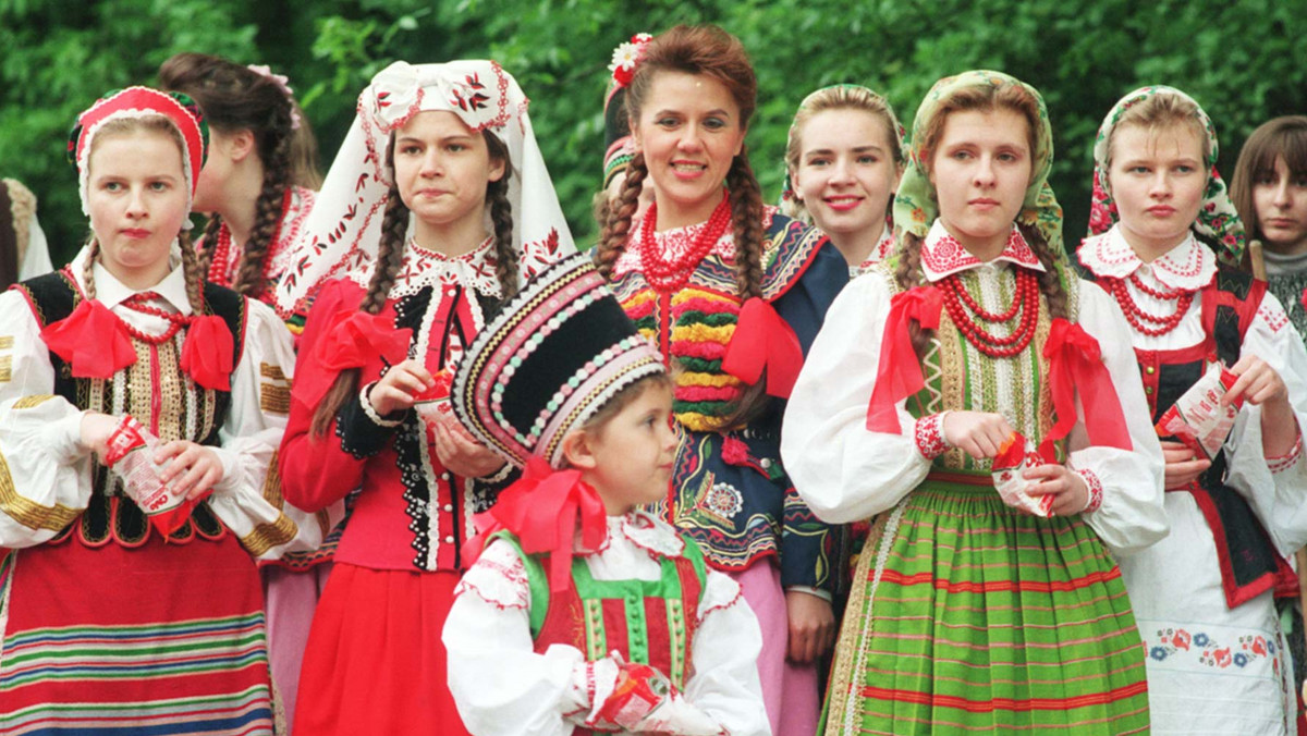 Jubileusz 65-lecia obchodzi w tym roku jeden z najstarszych i najbardziej znanych zespołów pieśni i tańca w województwie podlaskim - "Kurpie Zielone". Zespół dał ponad 1,6 tys. koncertów, występował w ponad 20 krajach.