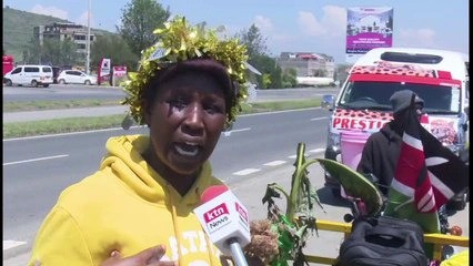 2 women push their mkokoteni enroute to Nairobi for President William Ruto's inauguration ceremony