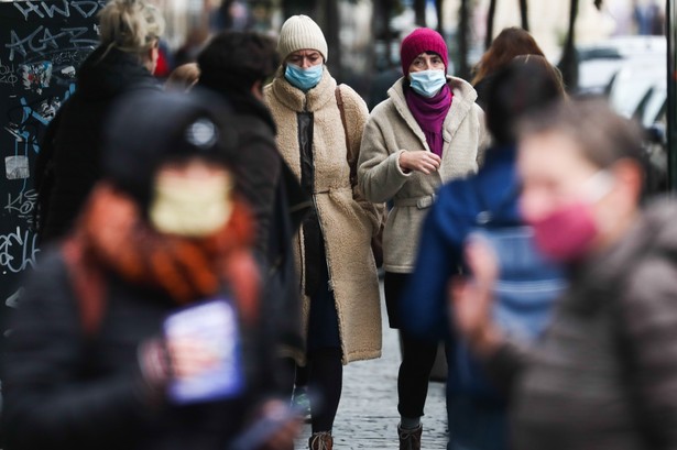 Krakow . Ludzie w maseczkach przy Teatrze Bagatela . Fot. Jakub Porzycki / Agencja Gazeta