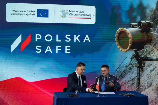 Szef Agencji Uzbrojenia gen. dyw. Artur Kuptel i prezes zarządu Bydgoskich Zakładów Elektromechanicznych BELMA Jarosław Zakrzewski podpisują umowę o finansowaniu z programu SAFE