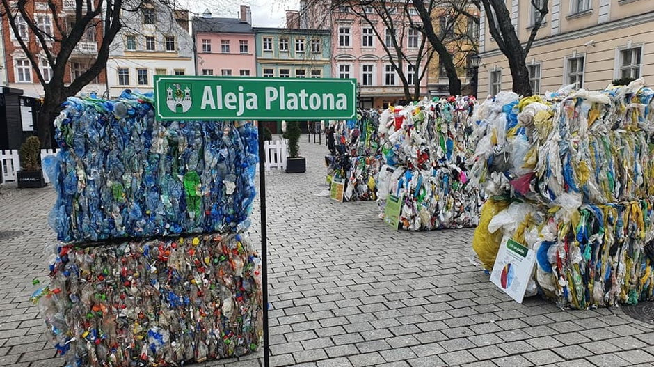 Bele z plastikiem na deptaku w Zielonej Górze fot. Zakład Gospodarki Komunalnej