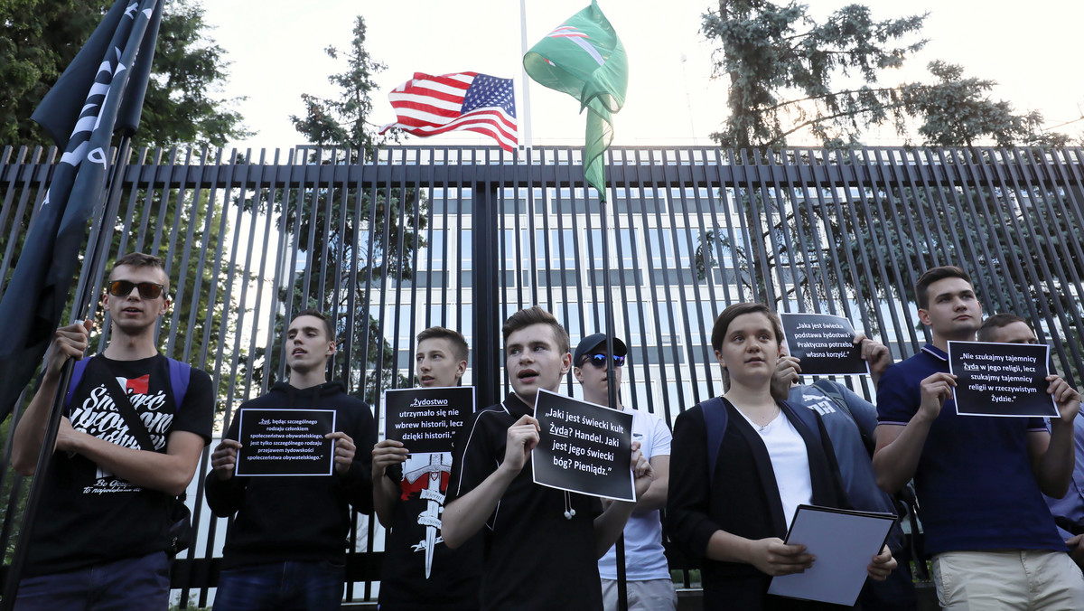 Wczoraj akcja, dziś reakcja. Młodzież Wszechpolska oburzona ubliżającymi napisami na ulicy Zygmunta Szendzielarza ps. Łupaszko w Białymstoku zapowiada zdecydowane działania dla obrony dobrego imienia tego Żołnierza Wyklętego i polskiego bohatera. Już dziś na tej ulicy ma się pojawić patrol obywatelski, który będzie obserwował i zapobiegał niszczeniu tablic i płotów w tym miejscu.