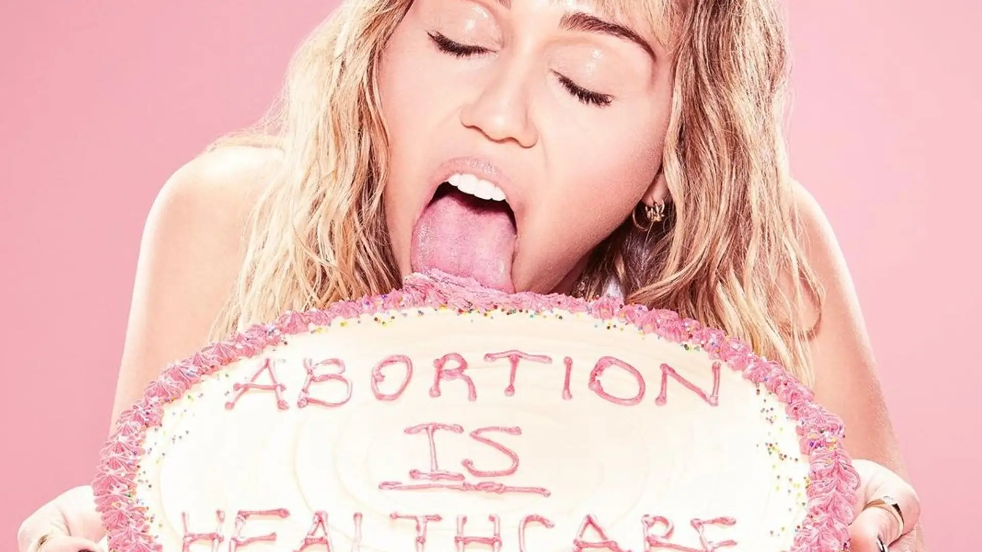 ”Don’t F*ck With My Freedom”. Bluzy i prezerwatywy od Miley Cyrus wspierają wolność aborcyjną