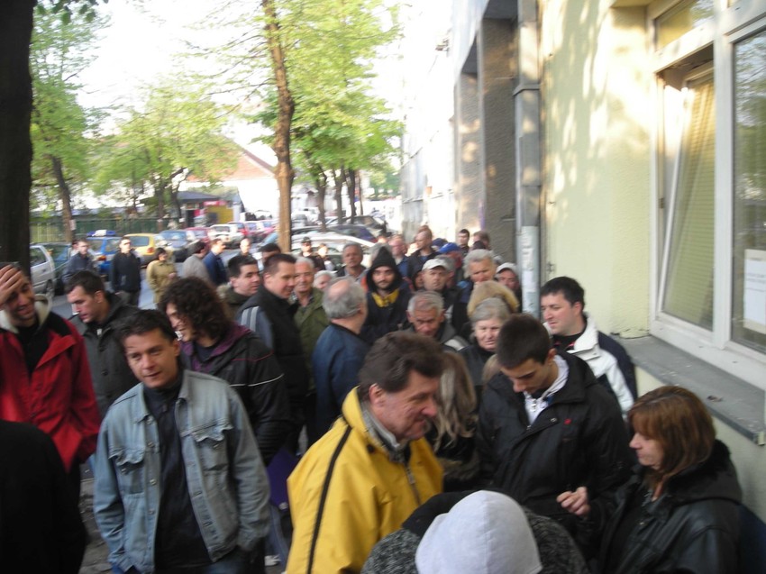 Zemun: U pola sedam ujutro ispred stanice je bio 120 ljudi u dva reda