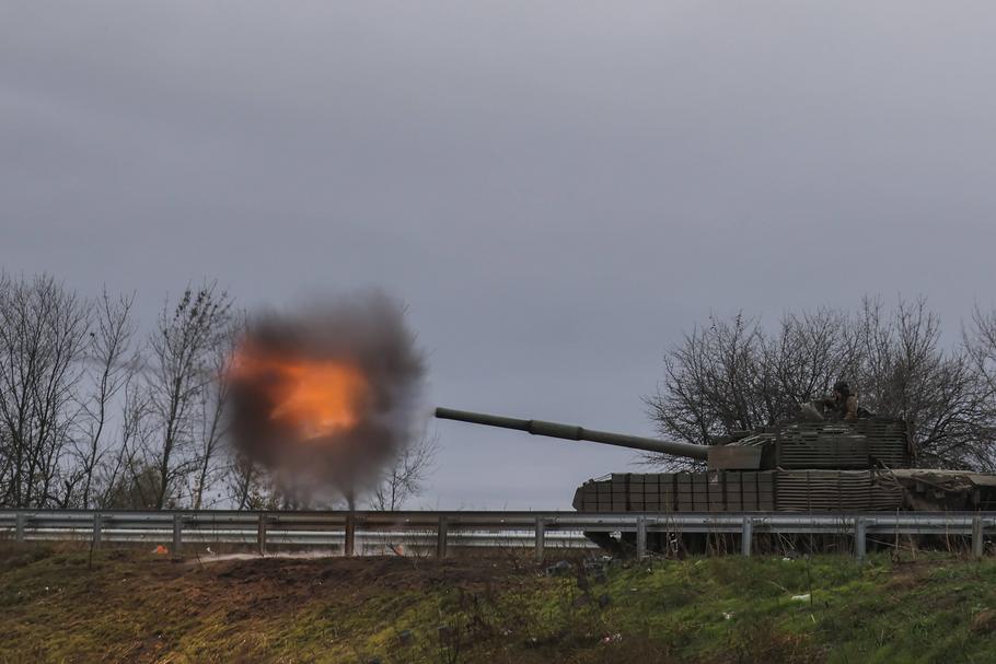 Ukraińcy strzelają z przejętego rosyjskiego czołgu T-80 na drodze w pobliżu Bachmutu.