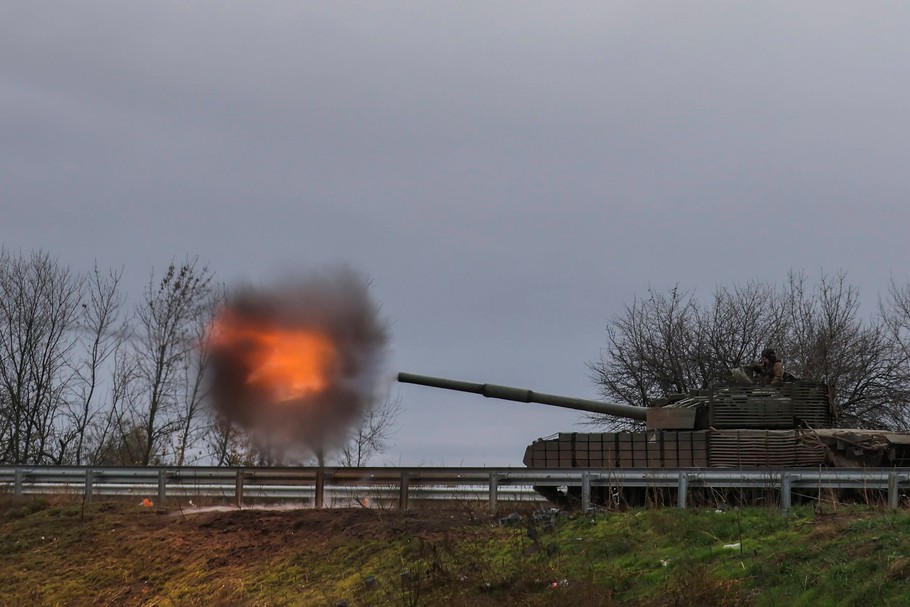 Ukraińcy strzelają z przejętego rosyjskiego czołgu T-80 na drodze w pobliżu Bachmutu.