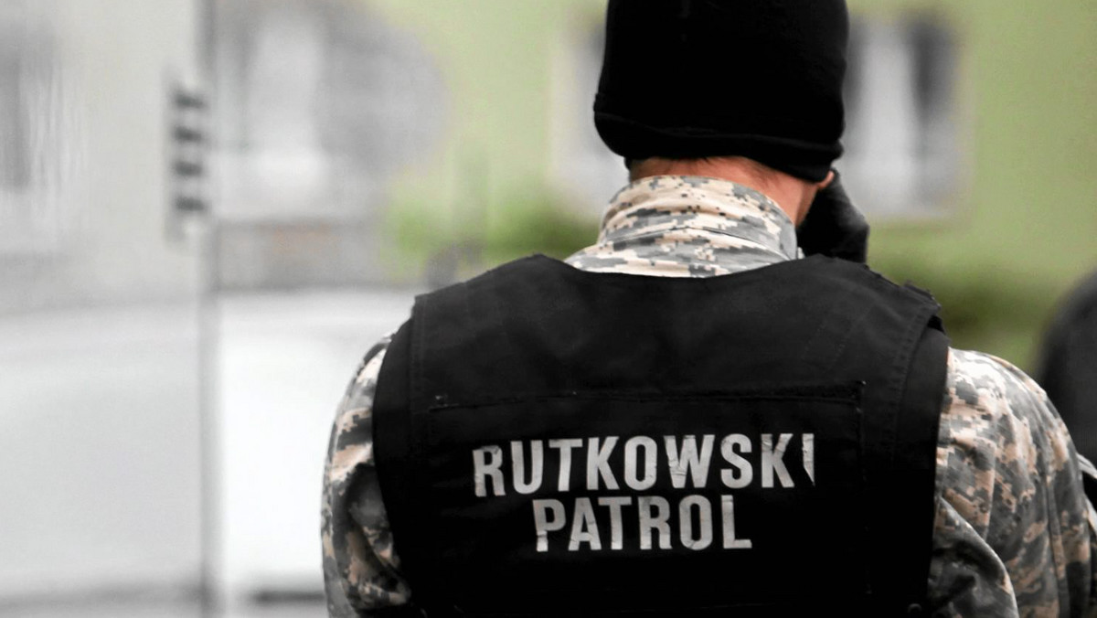 Trzynastu mężczyzn w uniformach "Rutkowski Patrol" siłą wtargnęło do cukierni w Strażowie (woj. podkarpackie), a następnie skrępowali pilnujących budynku ochroniarzy. Teraz sprawą zajmuje się rzeszowska policja pod nadzorem Prokuratury Rejonowej - informuje Radio Rzeszów.