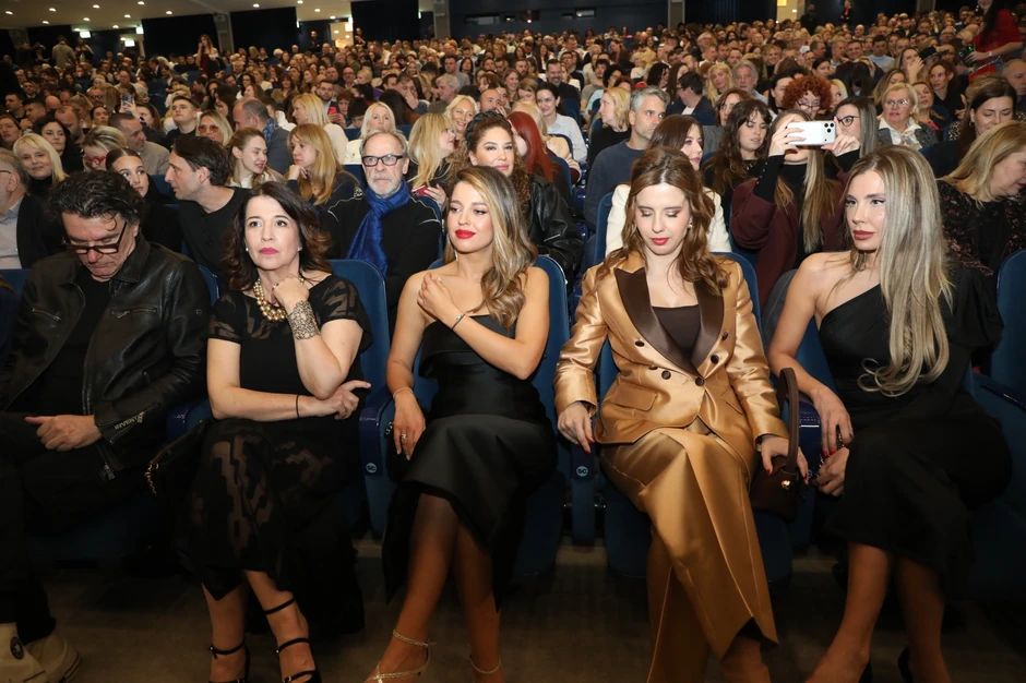 Lepa Brineta se slika sa glumicama