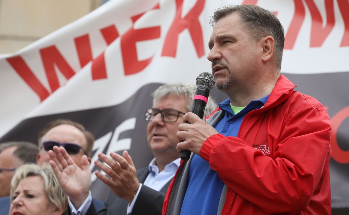 Szef NSZZ Solidarność Piotr Duda podczas protestu pod hasłem "Wiek emerytalny - nasze prawo, nasz wybór" zorganizowanego przez NSZZ "Solidarność" przed warszawską siedzibą Komisji Europejskiej.