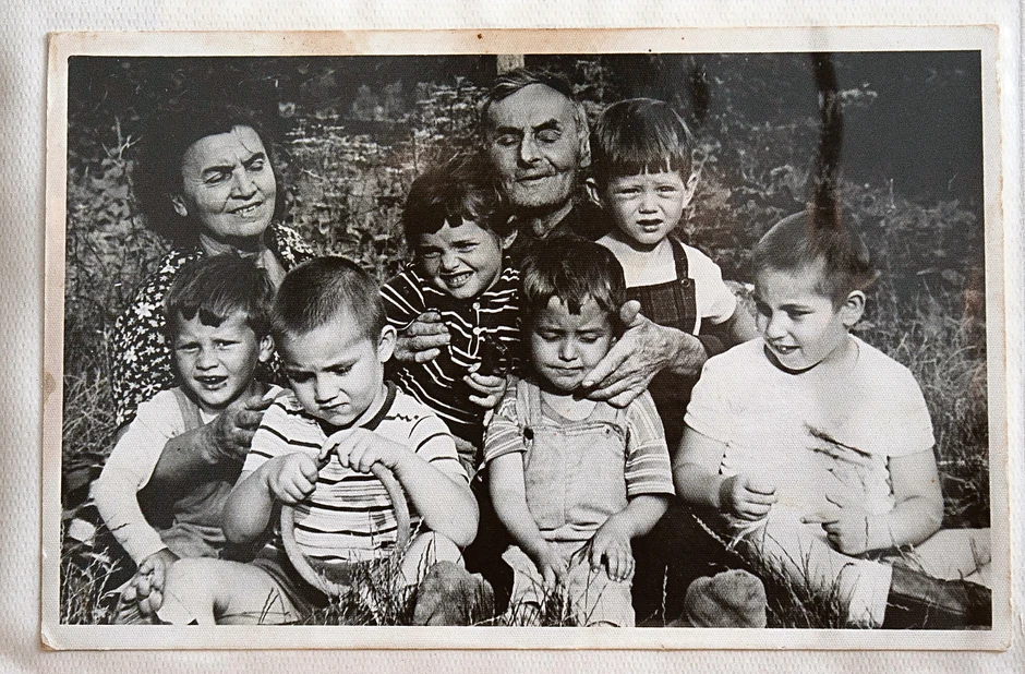 Imena mnoge dece Katarina se danas ne seća, ali je i dalje boli svaki rastanak. Daju vam bebu, kaže, vi je negujete, podižete, a onda dođu i uzmu dete