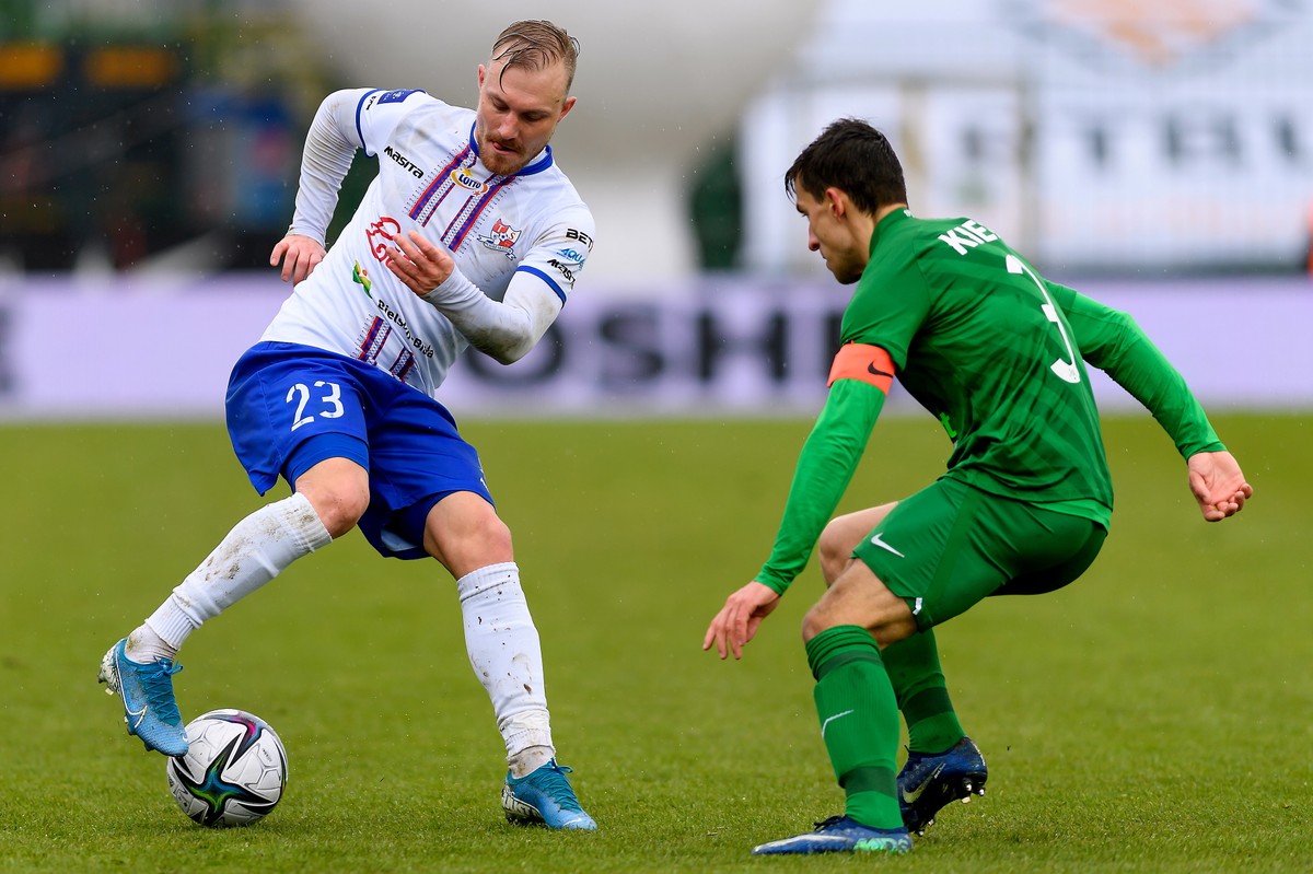Piłkarz Warty Poznań Jakub Kiełb (P) i Jakub Hora (L) z Podbeskidzia Bielsko-Biała podczas meczu Ekstraklasy
