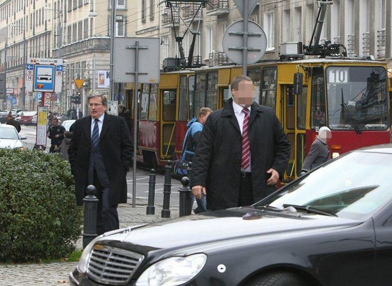 Prezydent piechotą na zakupy. Z jednym ochroniarzem