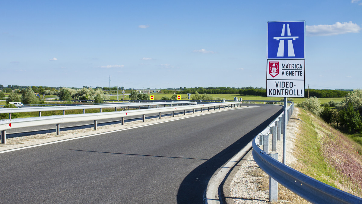 Winiety Węgry - na Węgrzech korzystanie z autostrad i niektórych dróg szybkiego ruchu jest płatne. Prezentujemy ceny winiet i innych opłat drogowych na Węgrzech w 2017 roku.