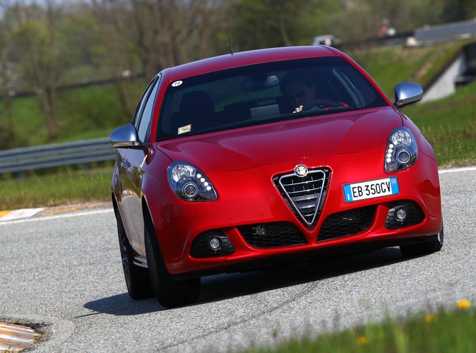 Alfa Romeo Giulietta 1750 TBI/235 KM w wersji Quadrifoglio Verde, czyli Monica Bellucci na torze