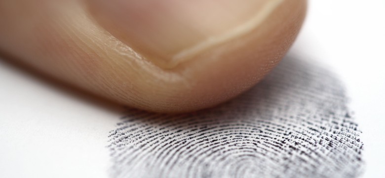Chcesz pracować? Daj firmie nielegalnie odciski palców