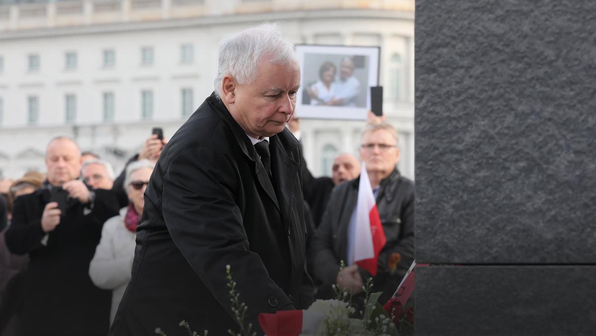 Jarosław Kaczyński przed pomnikiem Lecha Kaczyńskiego