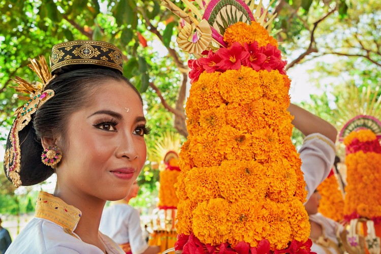 BALI – Ceremonia nad oceanem i Dzień Ciszy
<br><br>
Na Bali wiosenne przesilenie to jednocześnie początek nowego roku. Świętuje się go tam dwa razy, ponieważ na potrzeby ekonomiczno-polityczne mieszkańcy musieli przyswoić sobie kalendarz gregoriański. Ale zgodnie z tradycją, prawdziwy początek zbiega się w czasie z wiosennym przesileniem. Nazywany jest Dniem Ciszy.
<br><br>
Uroczystości rozpoczynają się na dwa dni przed równonocą. Najpierw odbywa się Melasti – rytuał oczyszczenia. Mieszkańcy wyspy gromadzą się nad brzegiem oceanu, gdzie po kolorowej ceremonii, zanurzają się w wodzie. Następnego dnia obchodzona jest Tawur Kesanga, czyli ceremonia egzorcyzmów. Tym razem wszyscy spotykają się przy głównym miejskim rozstaju dróg, gdzie zgodnie z wierzeniami zbierają się demony. Odstraszyć ma je parada Ogoh-ogoh – wielkich kukieł symbolizujących złe duchy. Ich kły i wypukłe oczy są przerażające (przynajmniej dla demonów), a groźny wygląd potęgują lampiony i latarki, którymi są podświetlone. Wydarzenie tak barwne i niezwykłe, że nie ustępuje nawet największej karnawałowej imprezie na świecie. Parada trwa przez cały dzień i noc aż do wschodu słońca i podobnie jak Melasti, jest ważnym elementem wiosennego oczyszczenia, umożliwiającym pozbycie się złych duchów, które nas otaczają.




Nadchodzi Nyepi – Dzień Ciszy i początek nowego roku, najważniejsze religijne święto na wyspie. Zamknięte są wszystkie sklepy i restauracje, wstrzymany jest ruch samochodów. Dlaczego? Jak wyjaśnia Piotr Wilk z biura podróży Rainbow, Balijczycy wierzą, że tego dnia ich wyspę odwiedzają złe duchy. Wszyscy zostają więc w domach, oddając się medytacji i autorefleksji, starając się nie wytwarzać nawet najmniejszego hałasu. Jeżeli duchy uznają, że wyspa jest niezamieszkała, zostawią ją w spokoju. Gra idzie o wysoką stawkę, dlatego nad przestrzeganiem ciszy czuwają stróże prawa – Pecalangs.  





Nyepi to niezwykłe kulturowe doznanie, podobnie jak towarzyszące mu rytuały. Jeżeli więc wiosenne przesilenie zbiegnie się z terminem naszego pobytu na Bali, koniecznie trzeba wyjść na ulice i dać się oczarować.