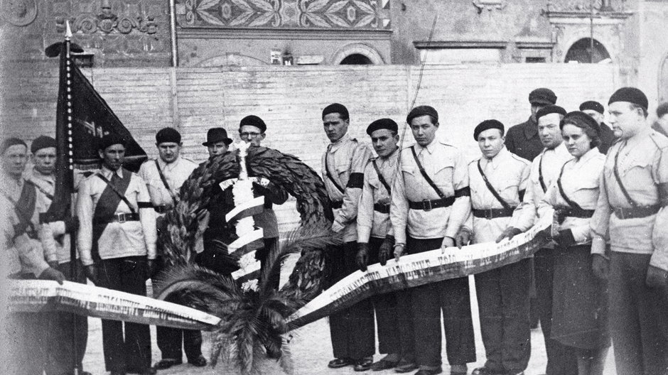 Członkowie Stronnictwa Narodowego z wieńcem ozdobionym „mieczem Chrobrego” , 1939 r.