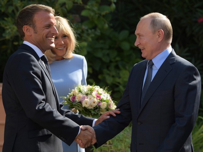 Brigitte i Emmanuel Macronowie oraz Władimir Putin