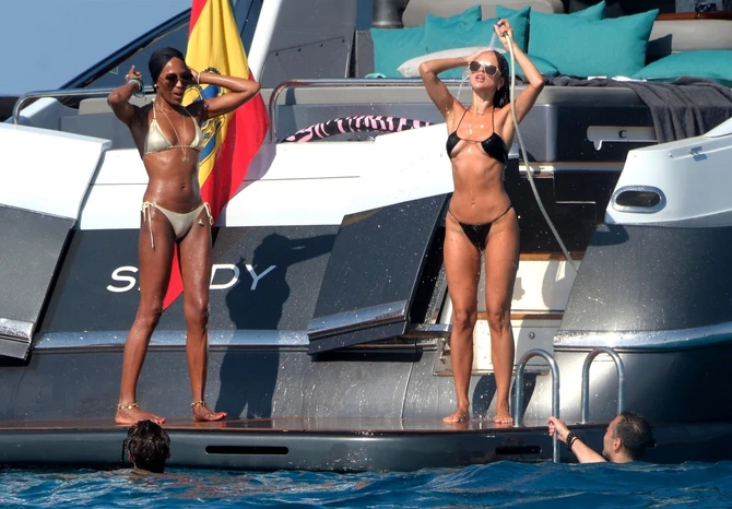 Naomi Campbell në Ibiza me miqtë