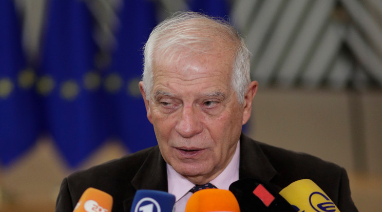 Josep Borrell, az Európai Unió kül- és biztonságpolitikai főképviselője nyilatkozik a sajtó képviselőinek az EU-tagországok külügyminiszteri tanácskozása előtt Brüsszelben 2022. december 12-én / Fotó: MTI/EPA/Olivier Hoslet