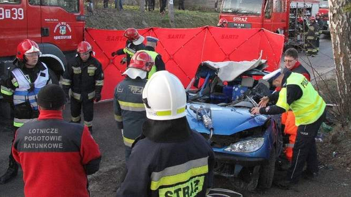 Dramatyczny wypadek wydarzył się około godziny 9 w podkieleckim Masłowie II. Jadący w stronę Kielc kierowca peugeota 206, nie spodziewając się prawdopodobnie oblodzenia drogi, nie był w stanie wyprowadzić samochodu z poślizgu.