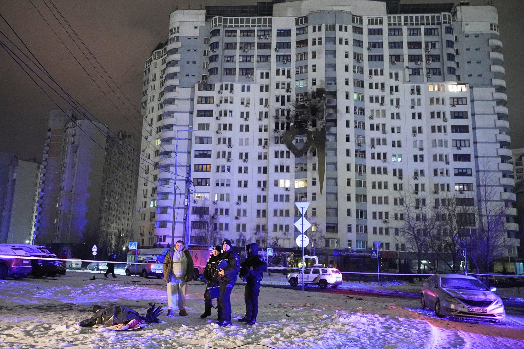 Z Kyjeva hlásili po útoku poškodené budovy.