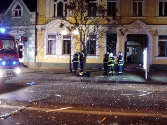Obvinení mali poškodeného zavraždiť deň po tom, ako vykradli trezorovú miestnosť pobočky banky v Galante. 