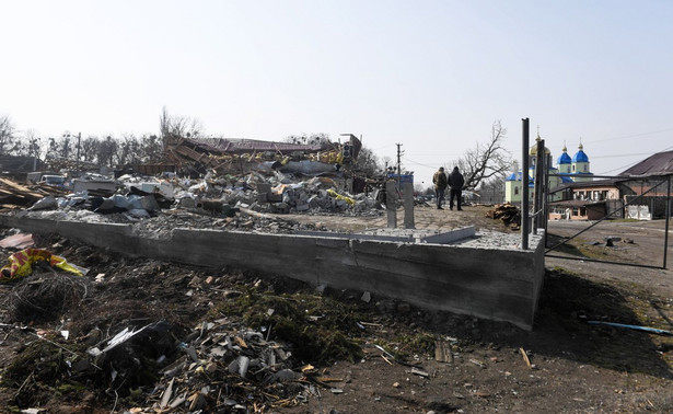 Zniszczenia po ataku rakietowym armii rosyjskiej w jednej ze wsi w obwodzie kijowskim