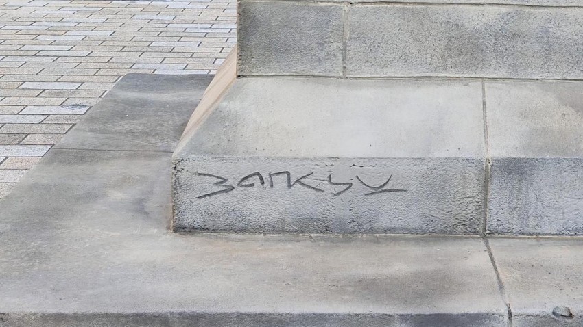 Potpis koji liči na Benksijev ugraviran je na postolju | Foto: BBC