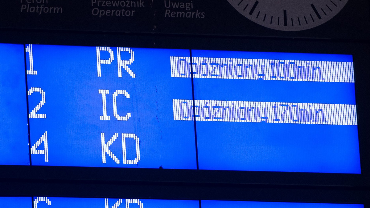 Z powodu wypadku pociągu relacji Przemyśl - Świnoujście i zerwania trakcji na trasie Wrocław - Poznań na Dworcu Głównym we Wrocławiu niektóre pociągi notują opóźnienia – podały służby PKP PLK. Trwa usuwanie awarii, ale sytuacja wróci do normy dopiero w poniedziałek.