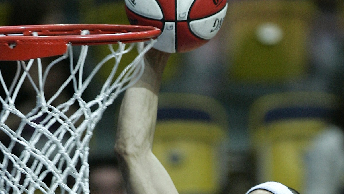 W drugim meczu ćwierćfinałowym Tauron Basket Ligi Asseco Prokom Gdynia pokonał Energę Czarni Słupsk 78:60. Znacznie cięższą przeprawę miał Anwil, który różnica zaledwie jednego punktu wygrał z Polonią Azbud Warszawa 84:83.