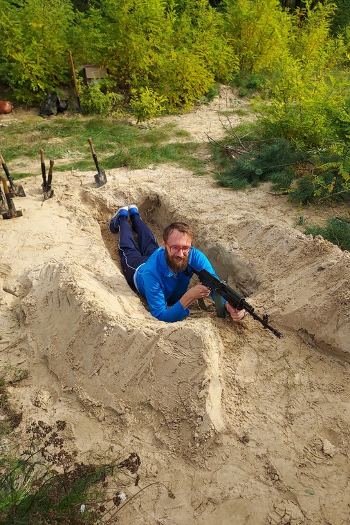 Niezbyt poradnie przyjmuję pozycję strzelecką w okopie na placu taktycznym w Sokołowie. Z Sieradza uczestników programu "Trenuj z wojskiem" przewiozły do tej miejscowości dwa autokary