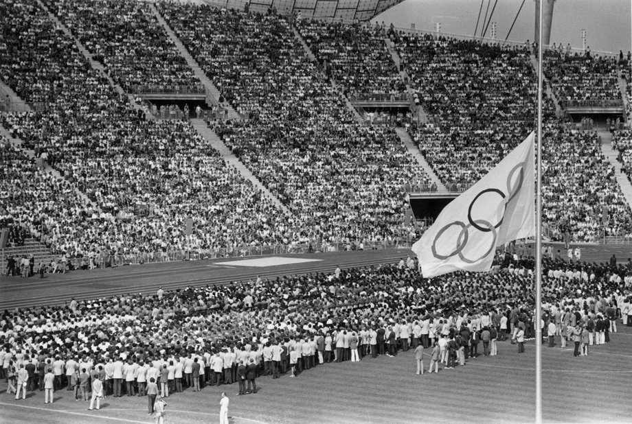 Monachium, 1972 rok: Olimpijska flaga opuszczona do połowy masztu dzień po zamachu, w którym zginęli izraelscy sportowcy