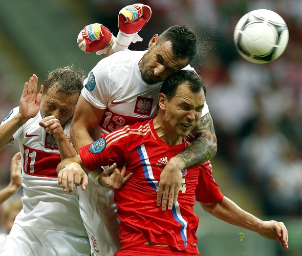 III miejsce w kategorii Sport - Leszek Szymański, Polska Agencja Prasowa, BZ WBK Press Foto 2013. Polacy Rafał Murawski (L) i Marcin Wasilewski (C) walczą o piłkę z reprezentantem Rosji Siergiejem Ignaszewiczem (P) w czasie meczu fazy grupowej Polska-Rosja piłkarskich mistrzostw Europy UEFA EURO 2012 w Warszawie.
Warszawa (Polska), 12 czerwca 2012 r.