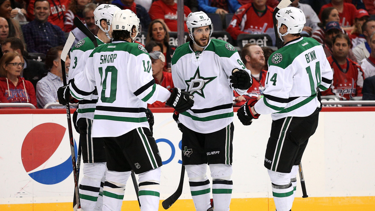 Arizona Coyotes wykupiła od Dallas Stars prawa negocjacyjne do Alexa Goligoskiego i podpisała kontrakt z obrońcą. Porozumienie pomiędzy klubem i zawodnikiem będzie obowiązywać przez pięć najbliższych lat i ma wartość 27 milionów dolarów.